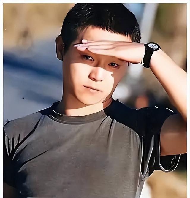 56岁窦唯：隐居阿那亚，头发花白索性剃光头，活成了自己