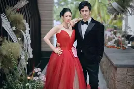 54岁钟丽缇太自信，穿深V裙秀丰满身材，张伦硕踩增高鞋一脸苦闷图片
