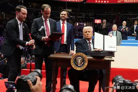 特朗普上任第一天签下200项行政命令 国家能源紧急但洗澡不该限水图片