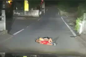 村委会回应2男童深夜睡路中央：系外出找妈妈，已平安送回家图片