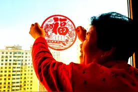 父母把我买回家的礼物交给弟妹，这次我空手回家，母亲说了一句话图片