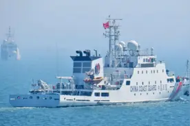 大陆4艘海警船进入金门附近，台巡署派出4艘巡防艇进行"1对1"对峙图片