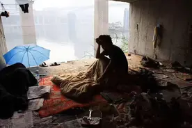 上海住桥洞大神：半月只打1天工，钱根本花不完，竟还有钱买婚纱图片