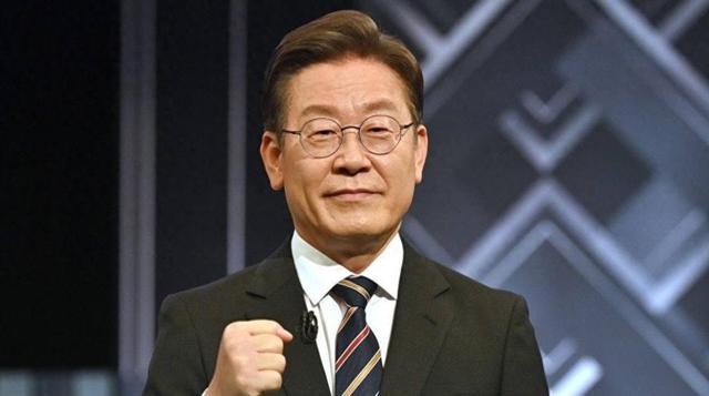 李在明拒绝出席中国阅兵，王毅挂断电话，送了韩国一句话