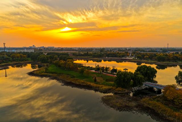 晚霞映照下的宁阳洸河湿地公园