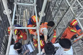 太揪心！从臀部到肩膀……工人被两根钢筋刺穿身体悬在半空图片