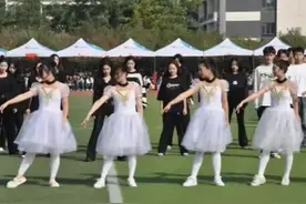 穿完就退，60件演出服后续“多方施压”校长致歉赔偿…图片