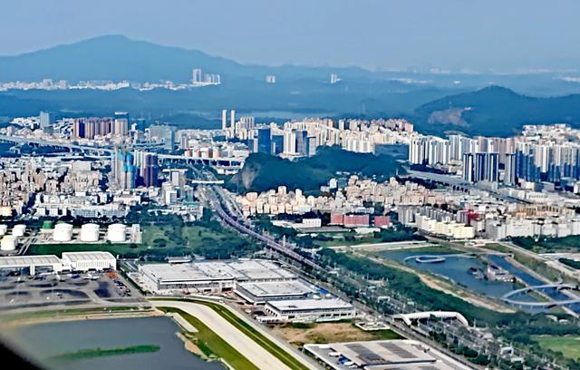 从飞机窗外高空俯瞰深圳和珠海，真的太漂亮了！
