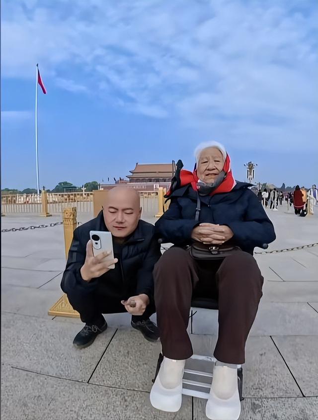 一人挣钱全家花！岳云鹏弟弟全国骑行看望老母，有哥在啥都不用干