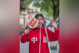（图集）2024高考|高考结束 见证收官暖心时刻图片