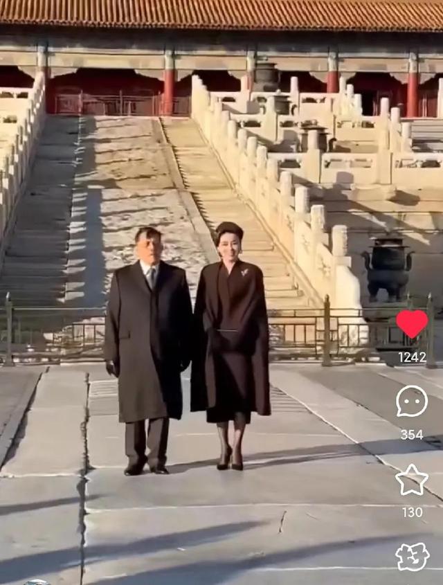 泰国王后故宫“冻	”感亮相：细高跟踏碎冬日寒意