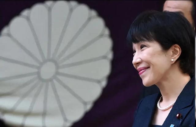 禁令生效,中方对日称呼已变,日右翼开始反水,枪口对准高市早苗