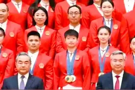 孙颖莎回乡之旅：正定古城夜色中见证热情欢迎！图片