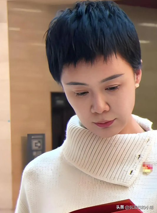 47岁贺娇龙去世！同学曝抢救过程，网友提醒成真，此前疑早有征兆