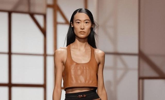 超模黄金时代终结？何穗隐婚生子惹争议，豪门与T台到底如何抉择