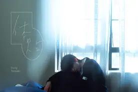 宋亚轩今日发新歌《体贴》，网友评价：比内娱那个男人的歌好听。图片