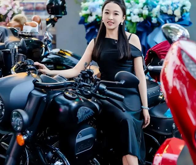 保时捷女销冠后续，1年前生活照朋友圈被扒，家境丈夫职业被曝光