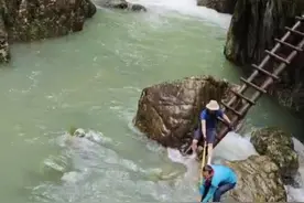 救援队介绍打捞现场情况：在水底发现2名失联驴友遗体图片