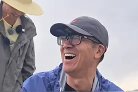 俞敏洪出发青海，省长陪同做拉面，蹲地上捡石头打水漂接地气图片