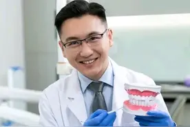 口腔医生赚钱多么？就业容易么？请听一个口腔医学生家长真实分享图片