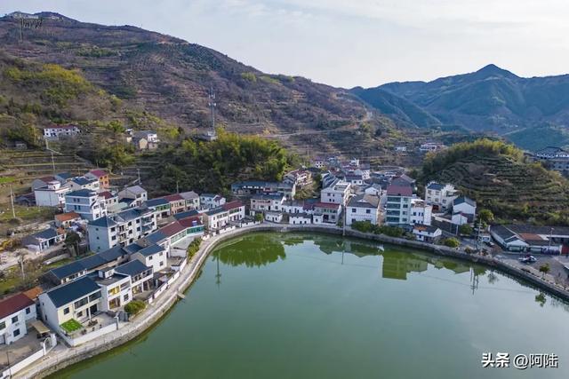 隐藏在覆卮山深处的泉岗村，距今有800多年历史，文化底蕴深厚