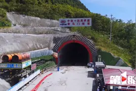 重庆⇆西安2.5小时 西渝高铁康渝段重庆境内首座隧道顺利贯通图片