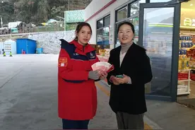 中石化员工拾金不昧 两千元红包物归原主图片