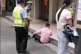 男子坐地不听交警劝阻，疑被喷辣椒水后抬走；交警队：辱骂甚至对抗执法会喷辣椒水；公安：正在核实，会通报图片