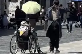 一位妈妈脚上系着绳子 拉着轮椅 为轮椅上生病的孩子虔诚叩拜 网友:愿这位妈妈所求皆如愿图片