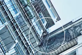 哈尔滨三合园小区1栋7单元住户：房屋渗水，楼梯间墙面返潮发霉图片