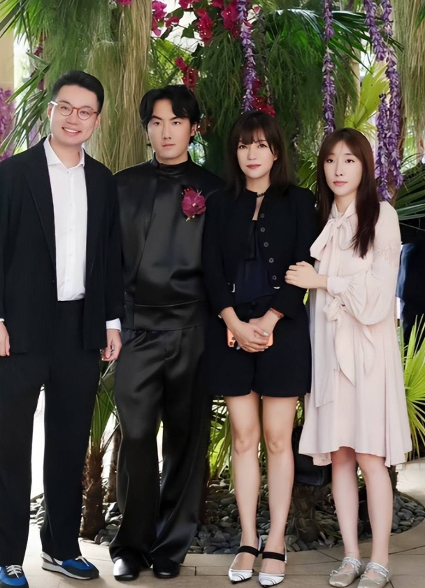 黄晓明公开点名才几天，赵薇近况接连曝光，有一点4年前就注定