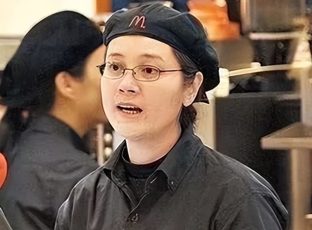 认干爹，拍风月片，被导演霸王硬上弓，没想到如今53岁下场唏嘘