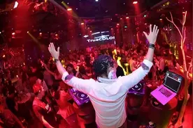 笑晕了，酒吧员工上班前集体跳舞，网友：顾客没几个，都是气氛组图片