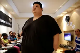 10年，东北女孩不顾父母反对，与美国400斤大胖子结婚，育有两子图片
