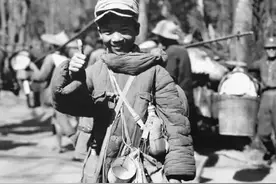 看！美女在远征军公园娃娃兵身上做“手脚”，众网友泪崩图片