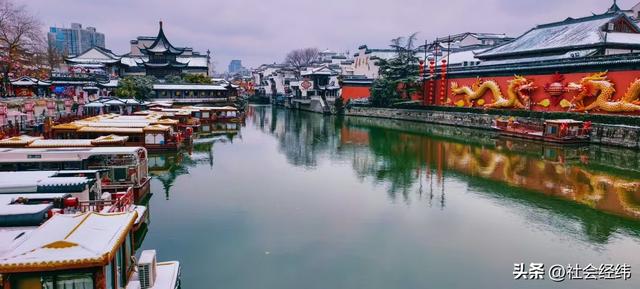 大寒雪落秦淮畔 四秩灯会映金陵 古建银装裹红韵入画来