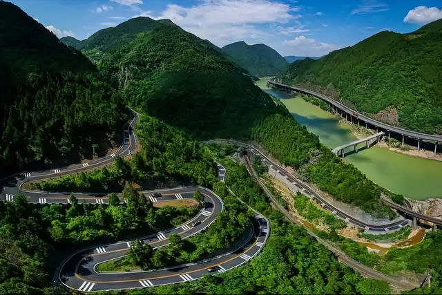 中国交通太能打！港珠澳大桥夺“全球之最”，前十榜单占半壁江山