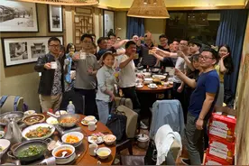 公司老板团建请客吃饭，销冠拿十瓶茅台，老板破防又乖乖结账图片