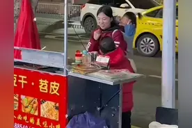 重庆带俩娃摆摊妈妈后续 ！老公自杀，二婚被赶出门，真实内情被扒图片