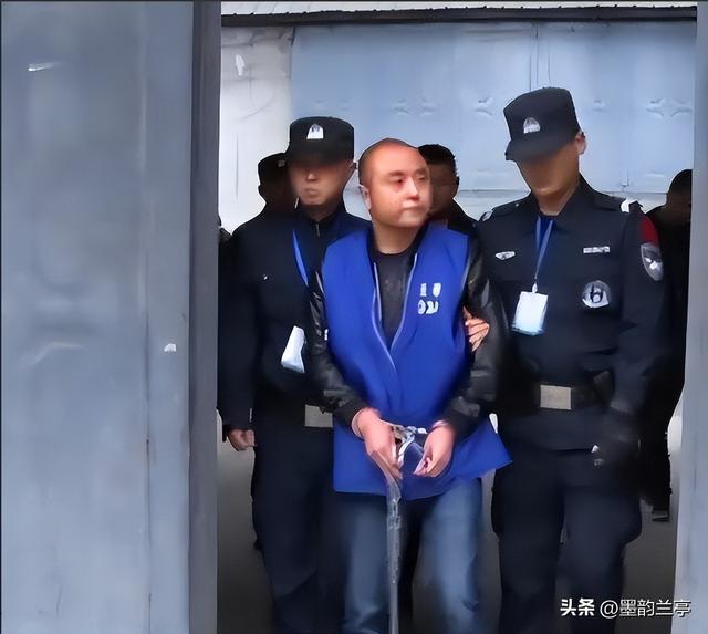 杀人凶手凭空消失，警方追凶20年后才知，他藏在“最安全的地方”