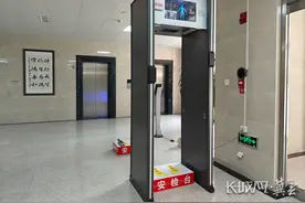 探班考点！智能安检门升级“上岗”图片