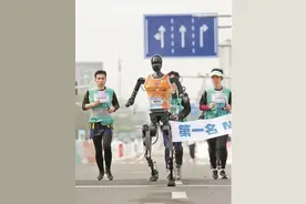 【深圳特区报】全球首场人形机器人半程马拉松北京开跑 优必选天工机器人夺冠，完赛耗时2时40分42秒图片
