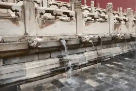 北京故宫奇观再现，“千龙吐水”引游人惊叹图片