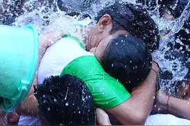 世界最硬核相亲方式，见到喜欢的女生可以直接亲，女生还不能拒绝图片