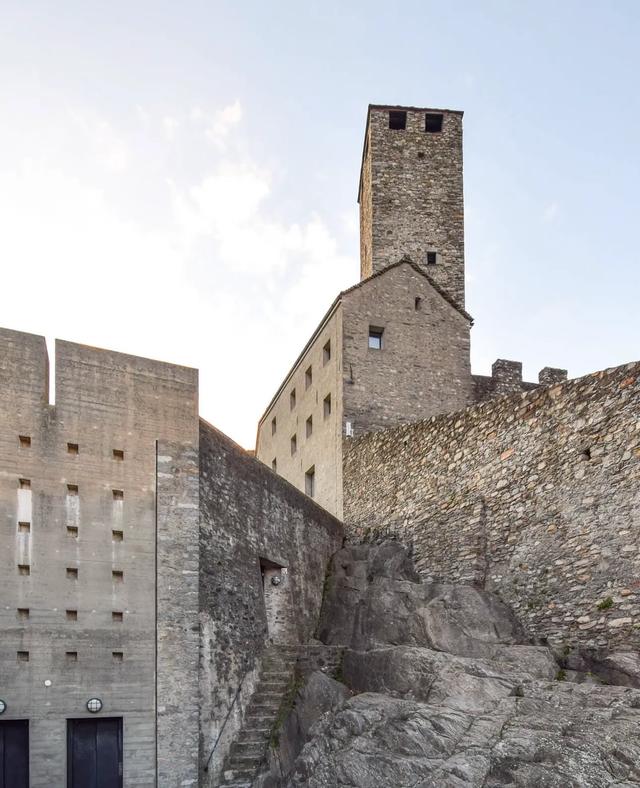 岩石缝隙中的现代回响:加尔费蒂与贝林佐纳大城堡的重生