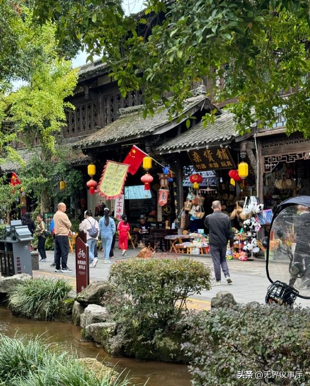 资本狂炒古镇热，商铺扎堆无个性，真实烟火气难寻