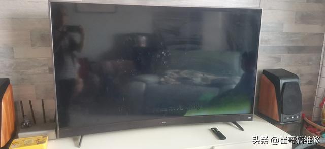 TCL 55寸曲面电视每次开机十多分钟，就慢慢变成黑屏，是灯条坏了