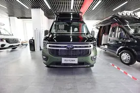 国产双人旅行房车“天花板”！福特T8底盘+2米双人床，评瑞弗R900图片