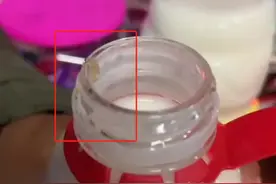 很多孩子爱喝！知名品牌饮品被曝现活蛆，现场连开多瓶全“爆雷”，监管部门介入图片
