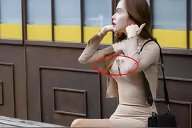 “小姐姐一直在弄头发，衣服的扣子崩开都不知道.....”太尴尬了图片